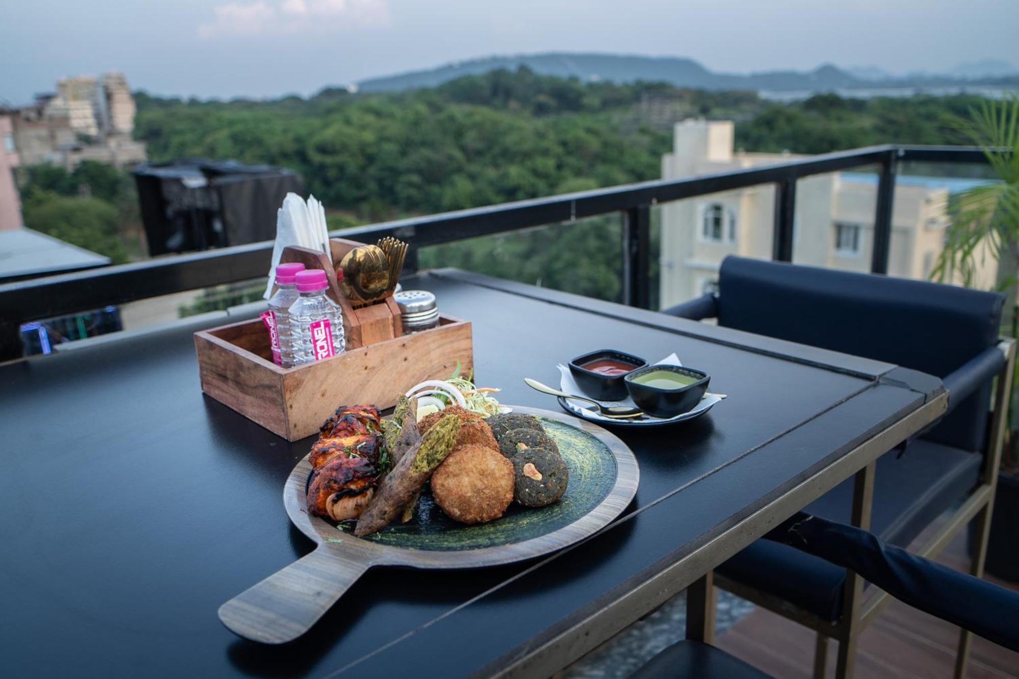 The Courtyard - Beyond Bar & Club Hotel Udaipur Buitenkant foto
