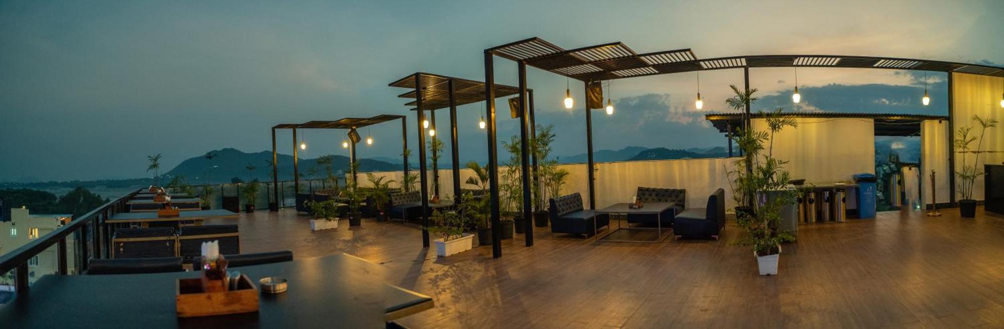 The Courtyard - Beyond Bar & Club Hotel Udaipur Buitenkant foto