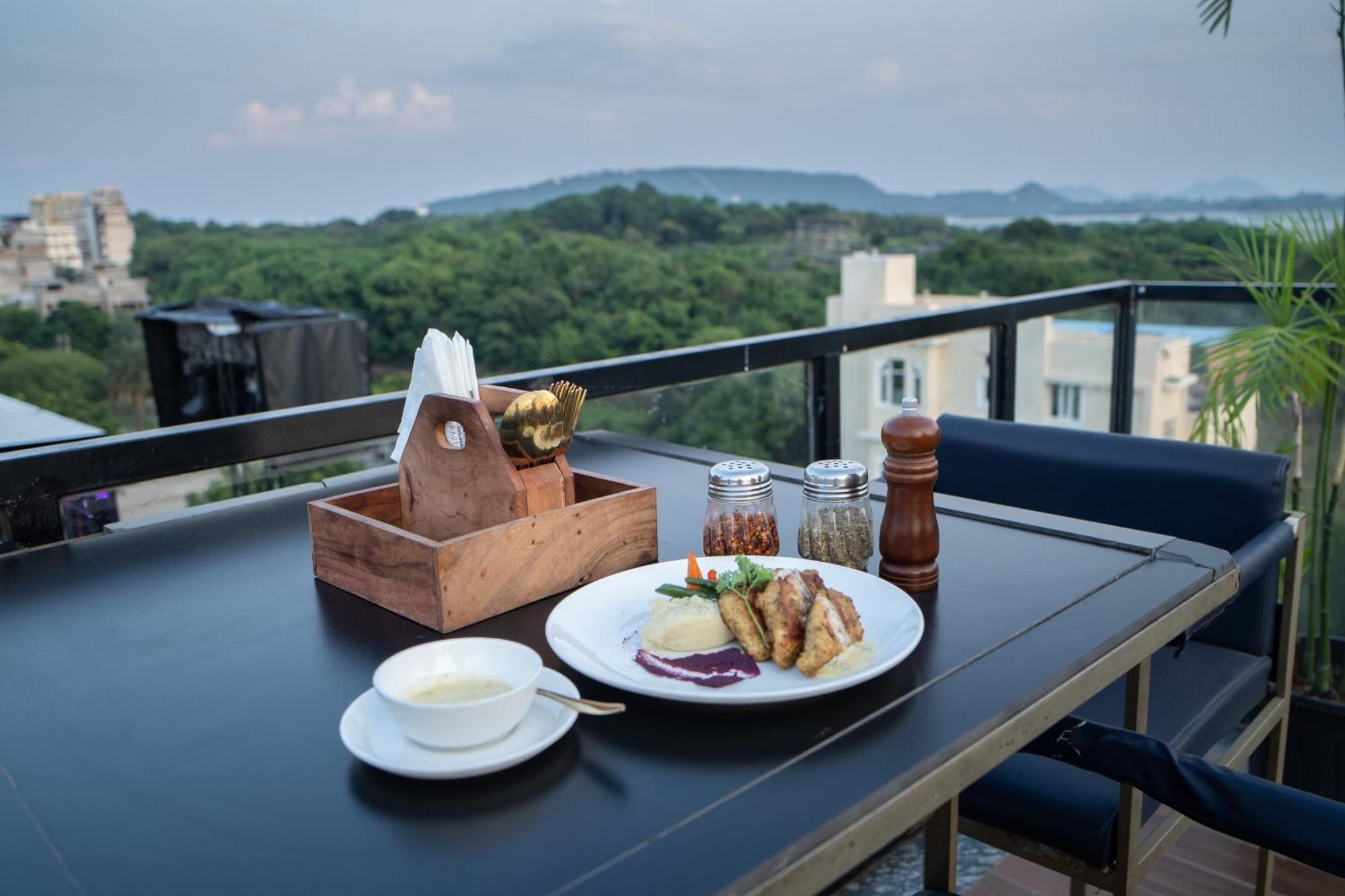 The Courtyard - Beyond Bar & Club Hotel Udaipur Buitenkant foto