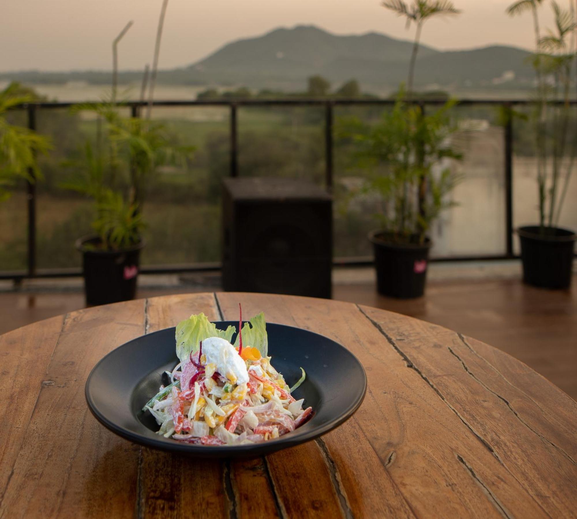 The Courtyard - Beyond Bar & Club Hotel Udaipur Buitenkant foto