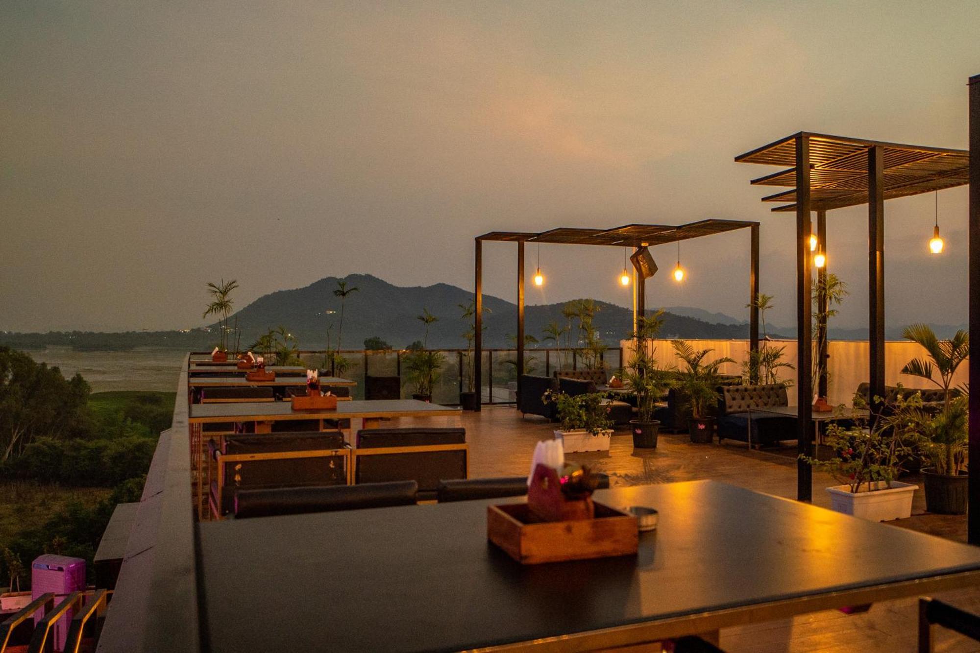 The Courtyard - Beyond Bar & Club Hotel Udaipur Buitenkant foto
